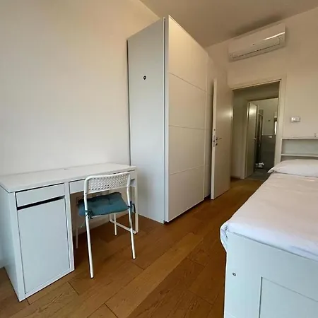 Spacious Close To Train Station 公寓