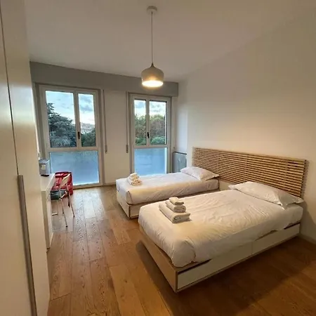Spacious Close To Train Station 公寓