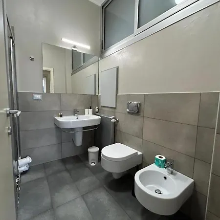 Spacious Close To Train Station Апартаменты Болонья