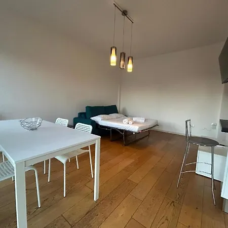 Spacious Close To Train Station 公寓