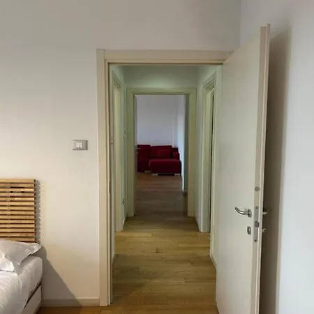 Spacious Close To Train Station *