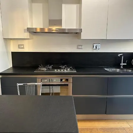 Spacious Close To Train Station